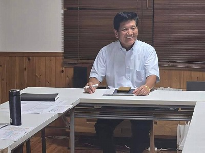 大輪のひまわりと椎葉スタッフ2