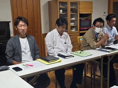 大輪のひまわりと椎葉スタッフ4